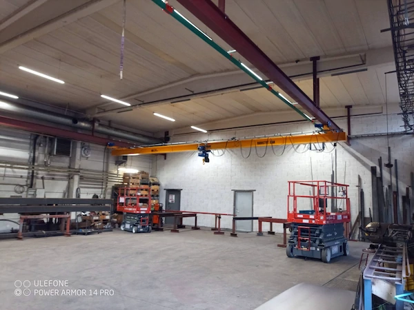 Nysvetsad kranbana med 2 tons traverskran i industrihall